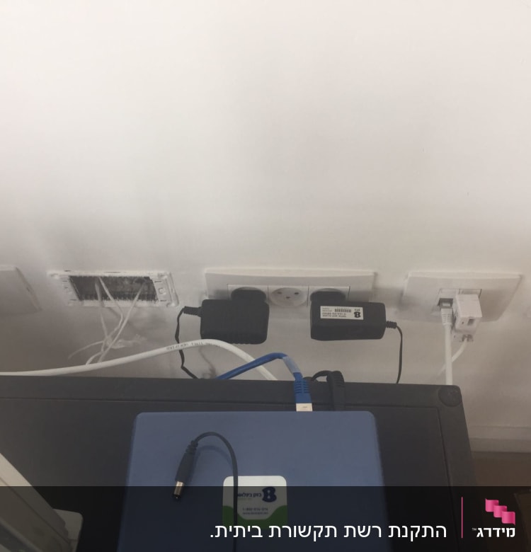 כבלים ומחברים מחוברים לשקעי רשת וחשמל